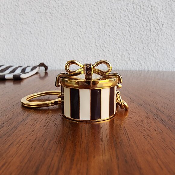 NWOT Henri Bendel Hat Box Keychain Goldtone Stripes Polka Dot Bow w/Dust Bag - Picture 6 of 8